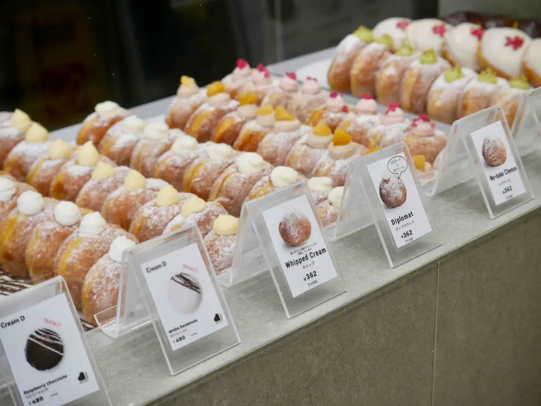 CreamD川西店生ドーナツ専門店 店頭に並ぶドーナツ