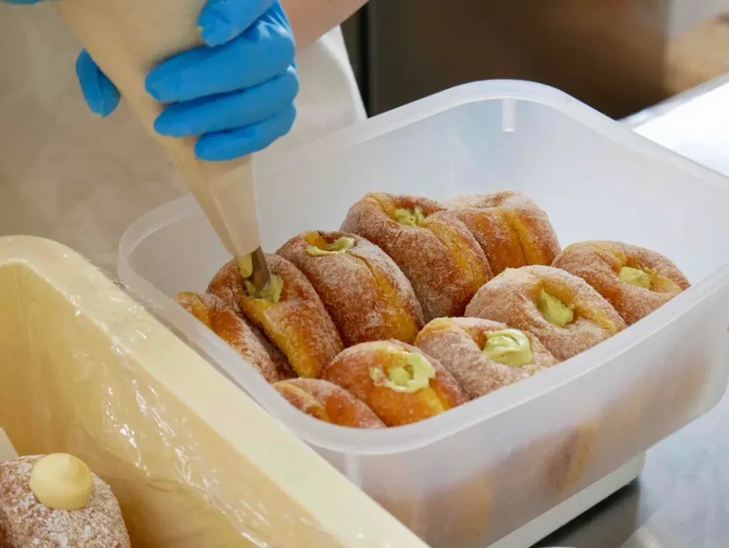 CreamD川西店生ドーナツ専門店 クリームを詰める作業中