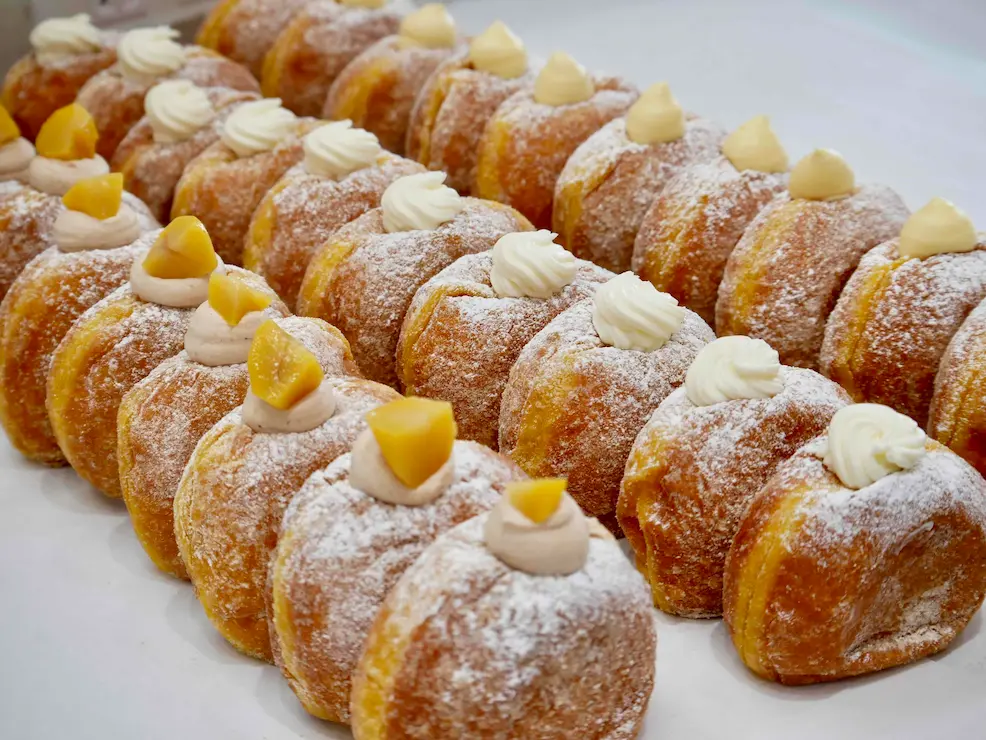 CreamD川西店生ドーナツ専門店 ドーナツ作成中