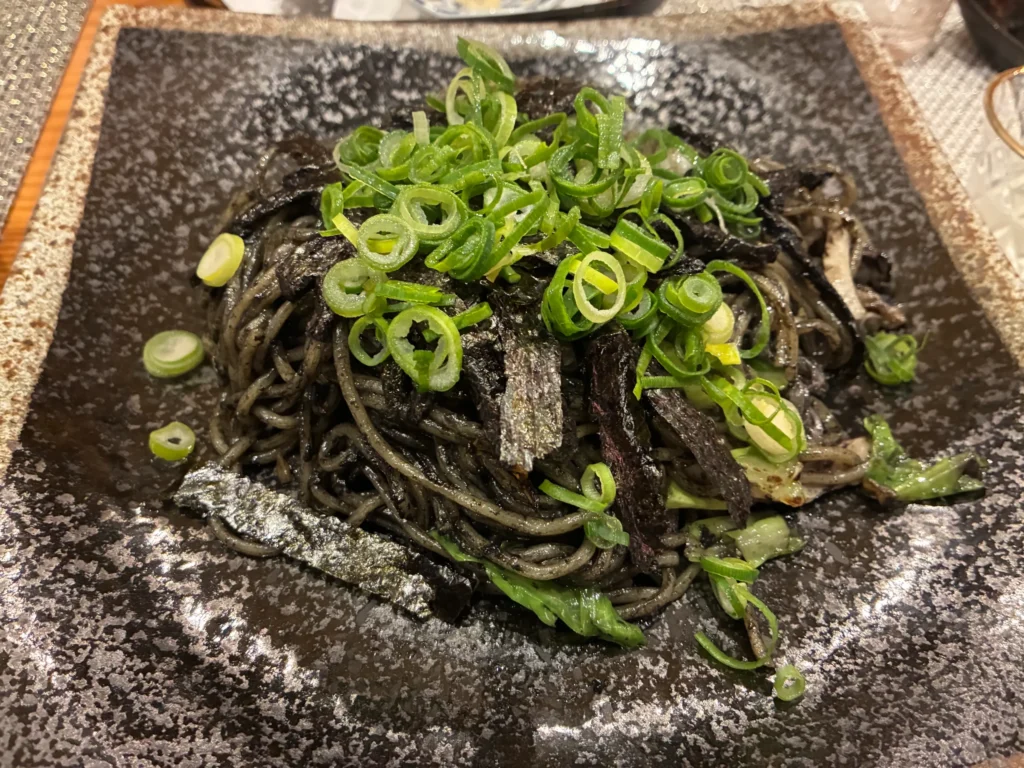 舟屋　イカ墨のそば