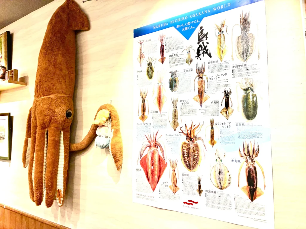 舟屋　店内にあるぬいぐるみとイカのポスター