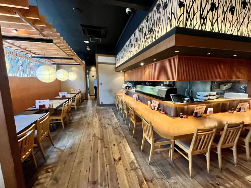 源輝家 店内客席 カウンターとテーブル席