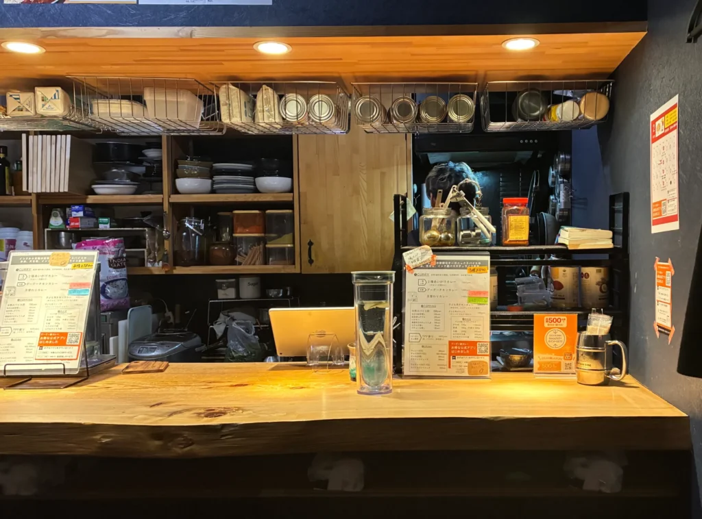 グーグー藤カレー、店内