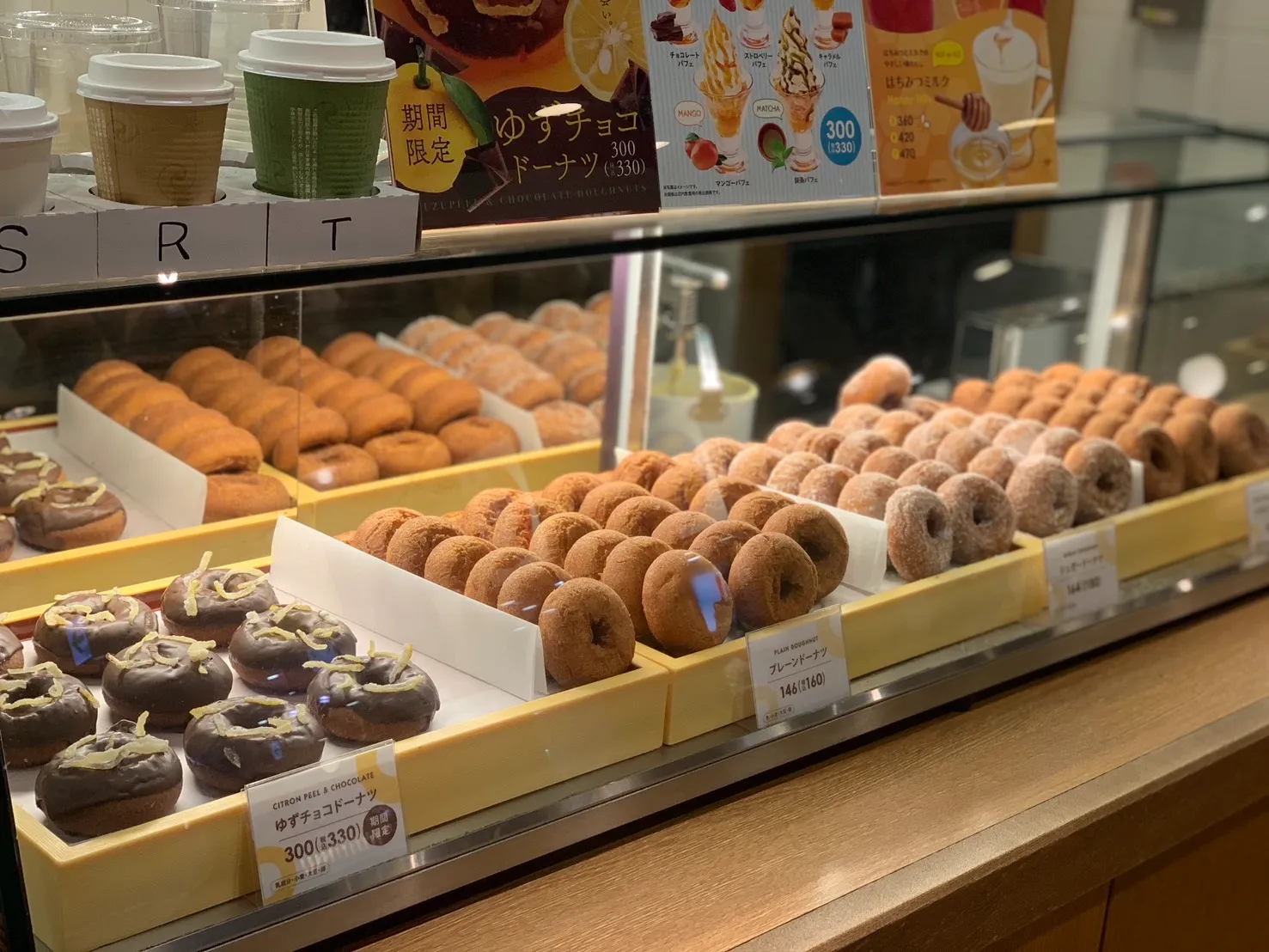 阪急茨木市駅直結。揚げたてドーナツでほっこりできる「ハニーミツバチ珈琲」