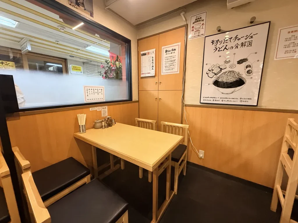 「春ちゃんうどん」内観