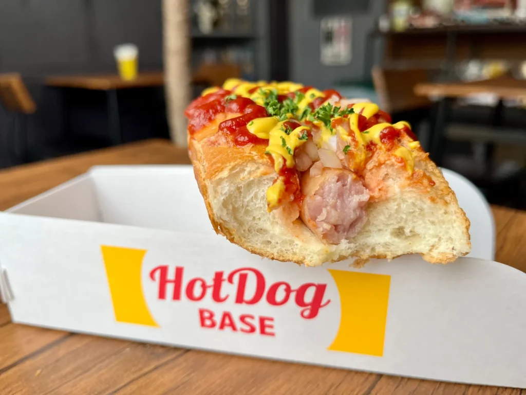 HOT DOG BASE　ホットドッグ食べかけ