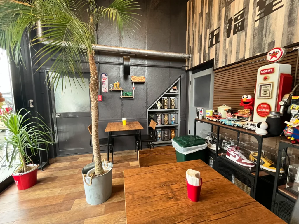 HOT DOG BASE　店内