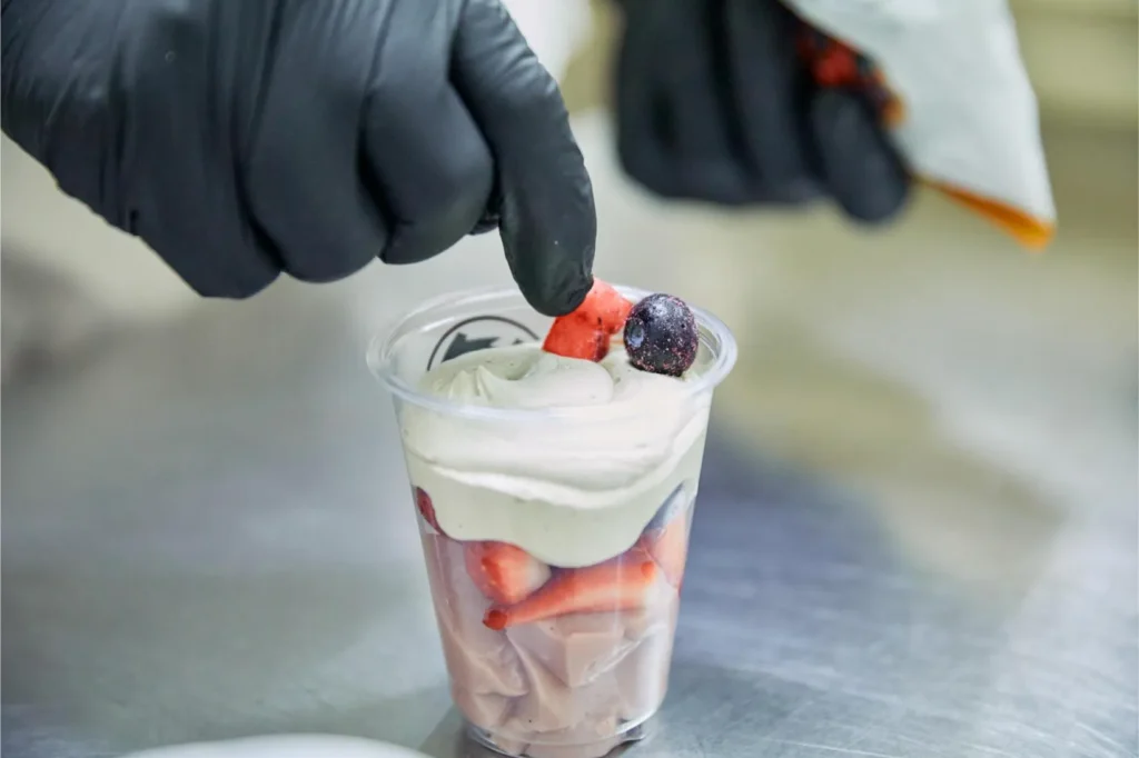 佐賀県いちごさんタイアップ　楽emon...（らくエモン）「いちごさんのルビーショコラサンデー」