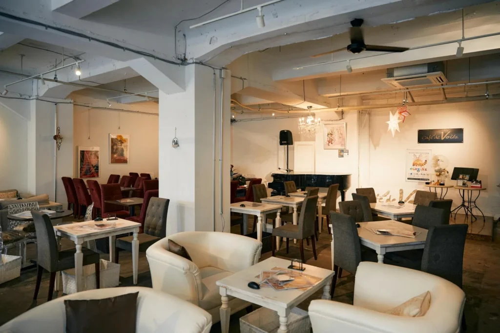 佐賀県いちごさんタイアップ　宝塚パンケーキ Café de Voila（カフェ・ド・ヴォアラ）　内観