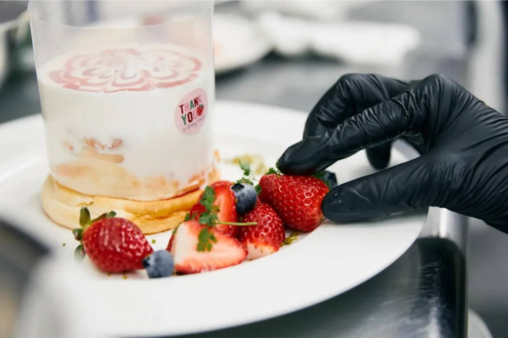 佐賀県いちごさんタイアップ　宝塚パンケーキ Café de Voila（カフェ・ド・ヴォアラ）「佐賀県さん、いちごさん、パンケーキさん！」