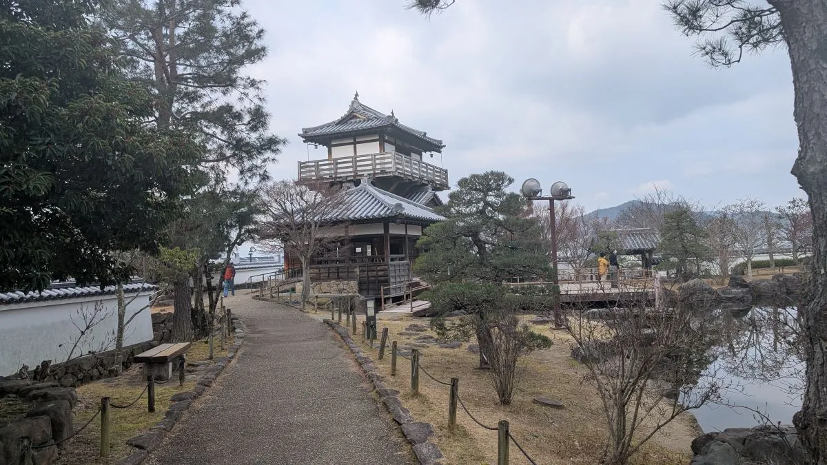 【池田】池田城跡公園で十月桜が咲き始め♪ご長寿「ワイン」のバースデースタンプラリーも