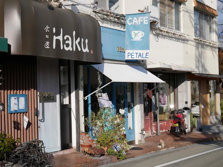 川西市フェアトレード雑貨とハーブティー「PETALE」外観