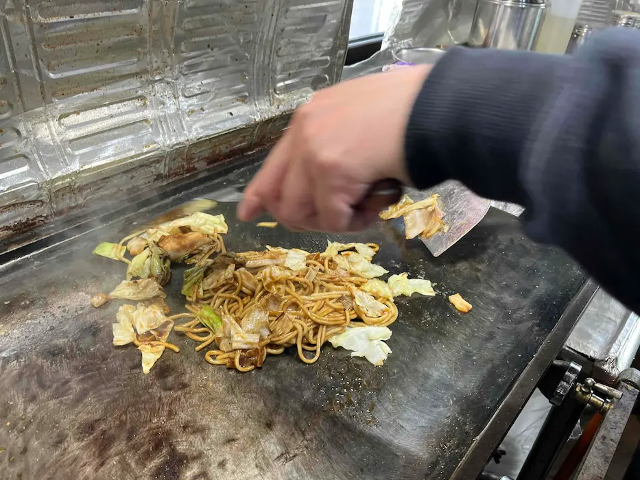 川西市で食べられる！極厚鉄板で仕上げる焼きそばは凝縮された旨味たっぷり