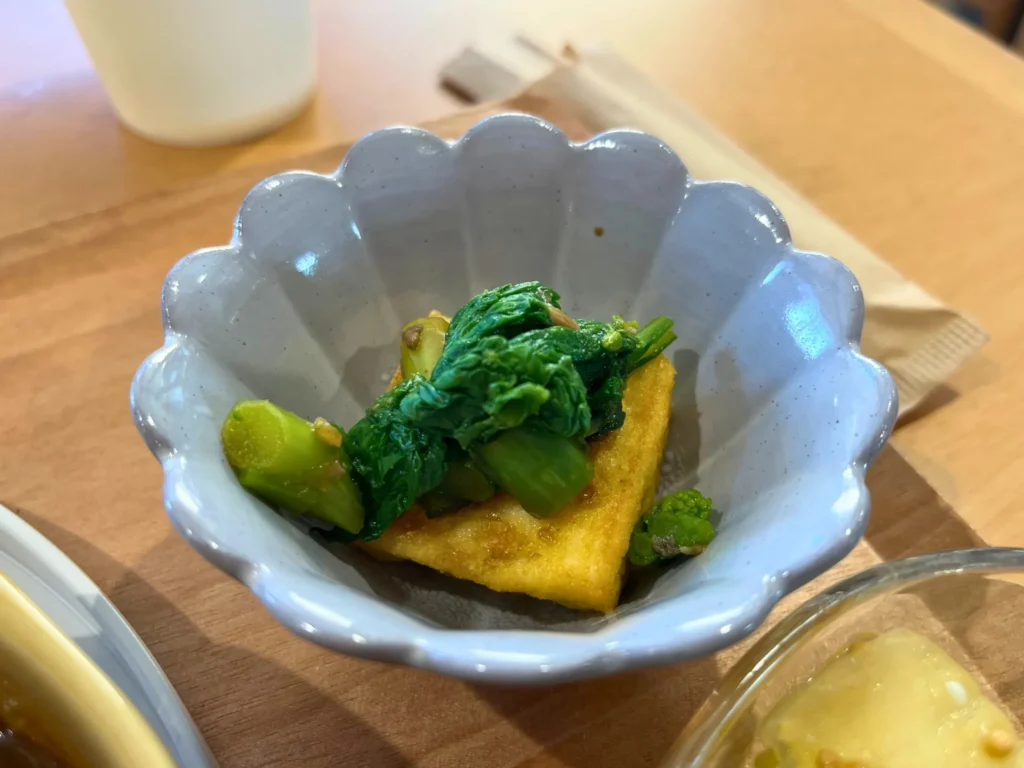 麹日和のランチの菜の花と厚揚げ