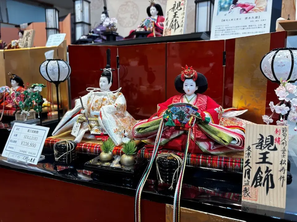 箕面 牧落｜桃の節句を祝う「ひな人形」が勢ぞろい｜大人になってから買う女性も増加中。人形の久月を見学