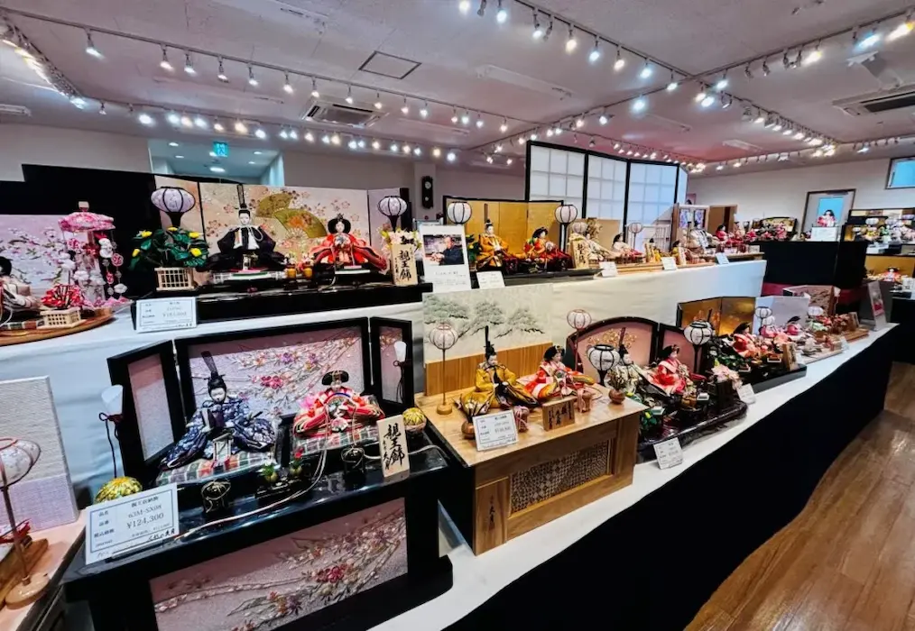 人形の久月店内