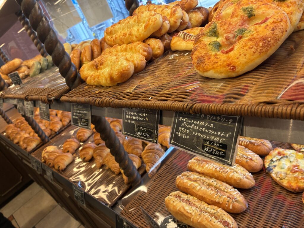 ラ・ギャミヌリィ、お惣菜系パン、クロワッサンなど