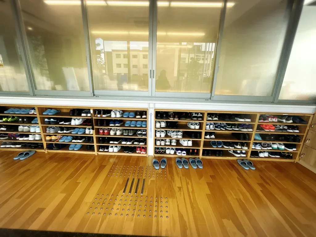 味舌体育館靴箱２