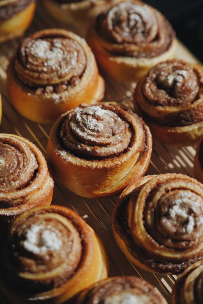 mocu-シナモンロール-焼き上がり