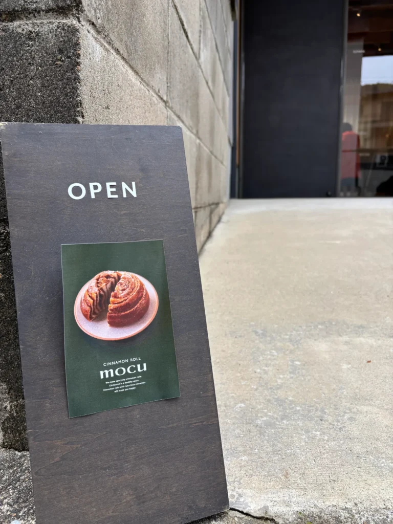 mocu-シナモンロール-看板