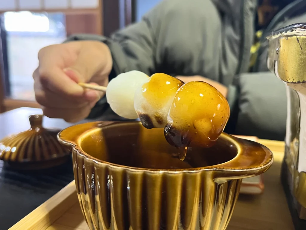 日々庵のみたらし団子、タレをつけて