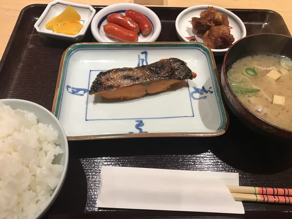 ご飯屋おかだしょうてん 今日のランチ 銀鮭塩焼