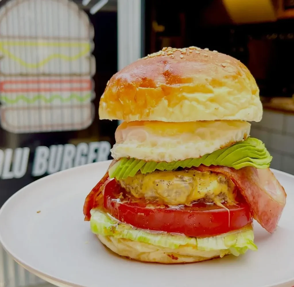 OLU BURGERアボカドチーズバーガー