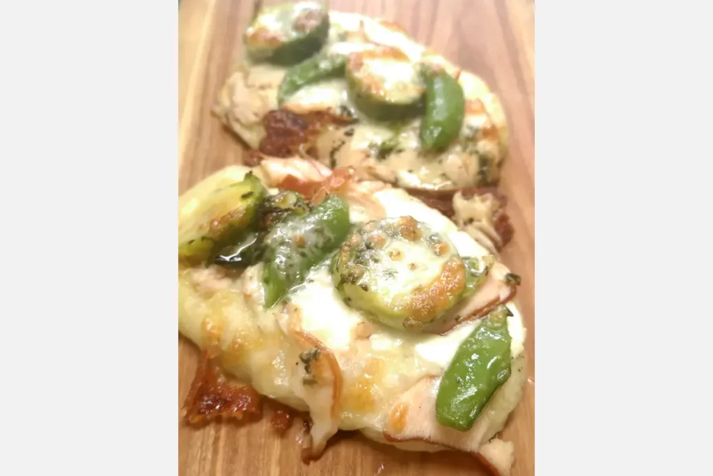 「春野菜とバジルチキンのフォカッチャ」