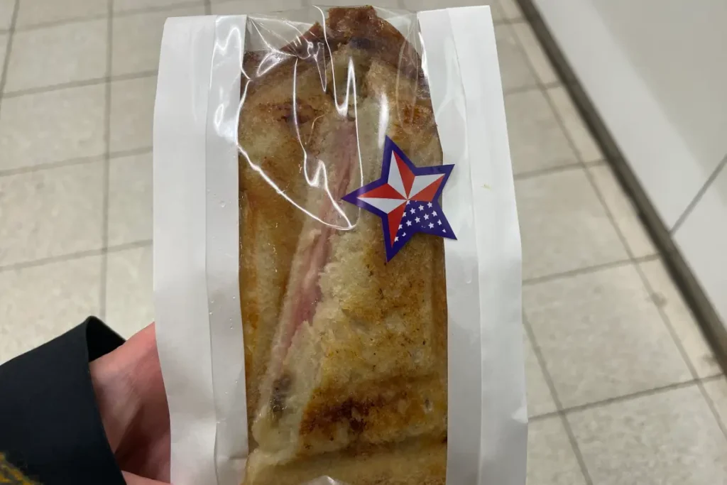 持ってみると、ずっしりとした重み