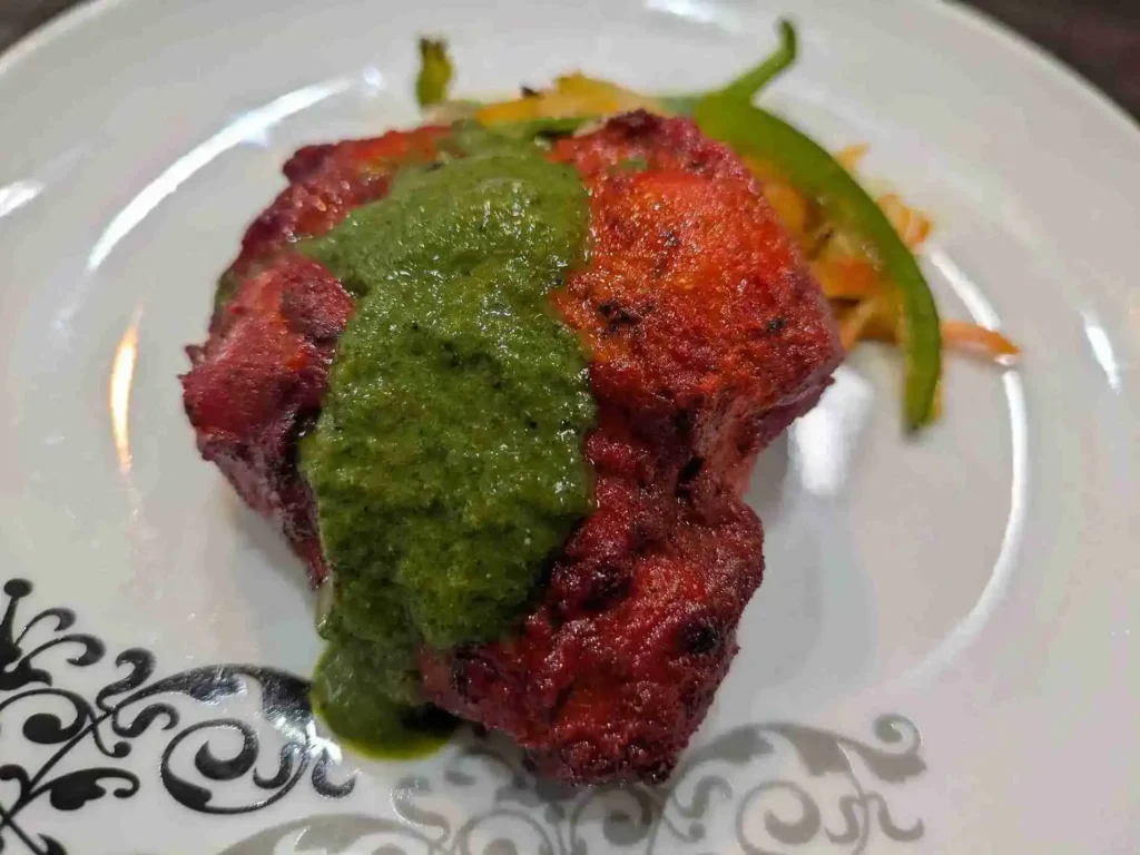 タンドリーチキンにほうれん草ベースのさっぱりとしたソースをかけて