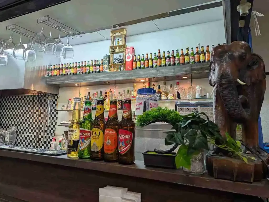 内観（ドリンク瓶がずらり）