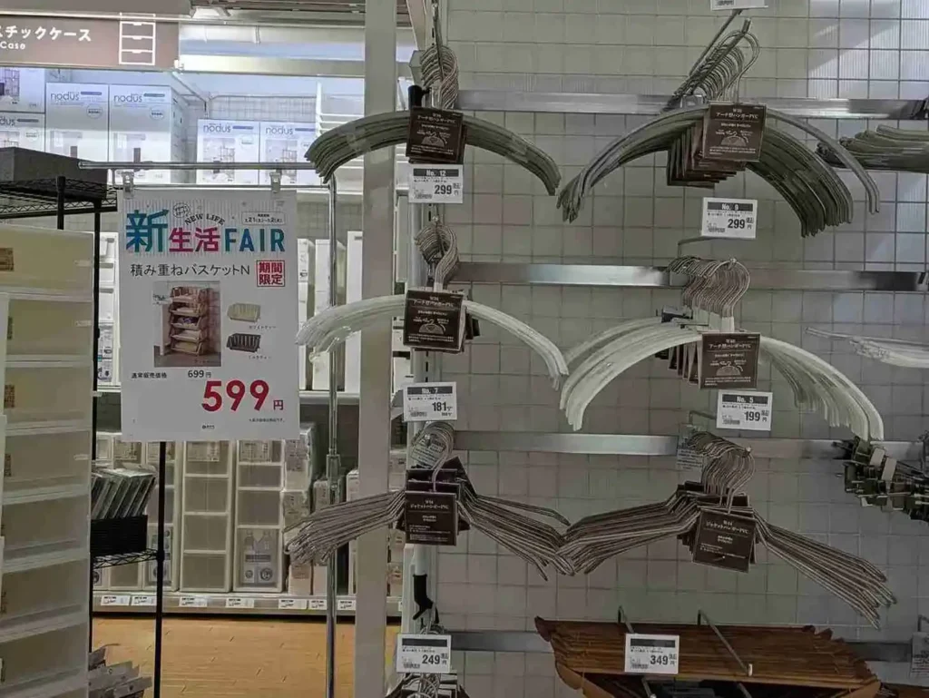 「マナベインテリアハーツ 高槻店」の『新生活FAIR』開催中の店内1