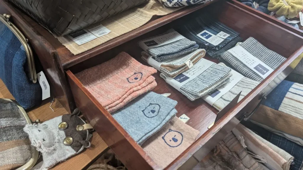 ラオスの布のハンカチなど