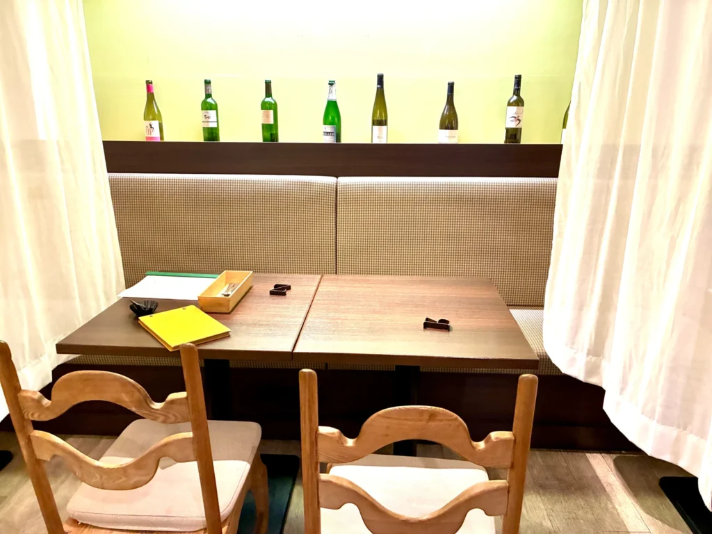 Shuval 、店内テーブル席