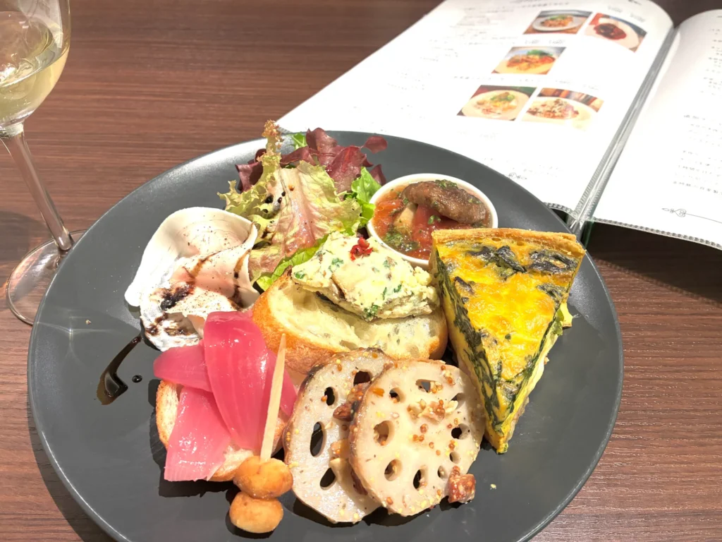 Shuval 、ランチプレートとメニュー