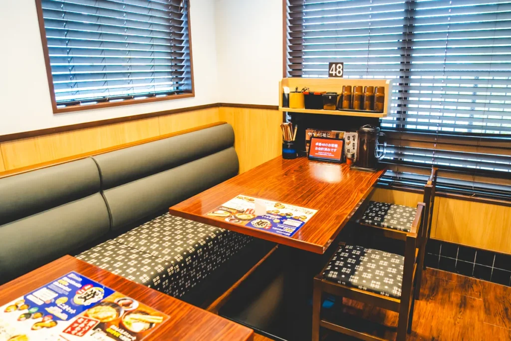 資さんうどん　テーブル席