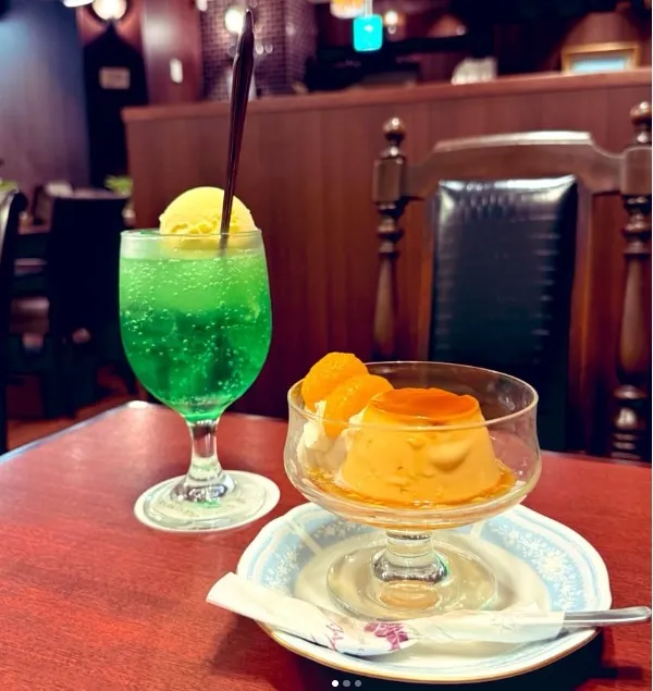 喫茶サンシャインのメロンソーダとプリン