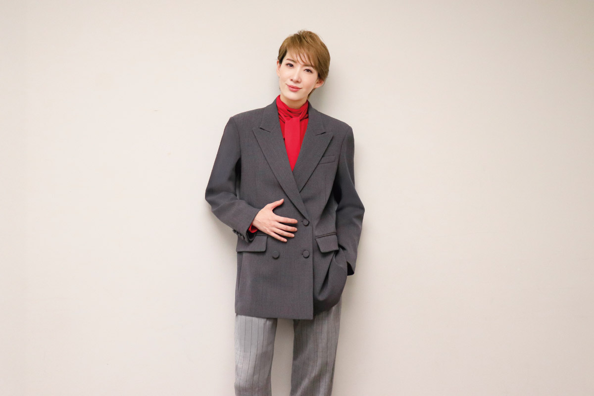 宝塚歌劇団・花組トップスター、永久輝せあさんインタビュー。平家一門の盛衰を描いたお芝居と、エネルギー溢れるラテンショーの二本立て