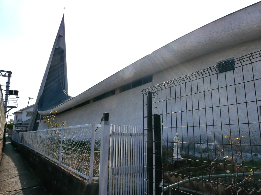 宝塚南口の小さな教会「カトリック宝塚教会」“鯨の胎内”で祈る。名建築