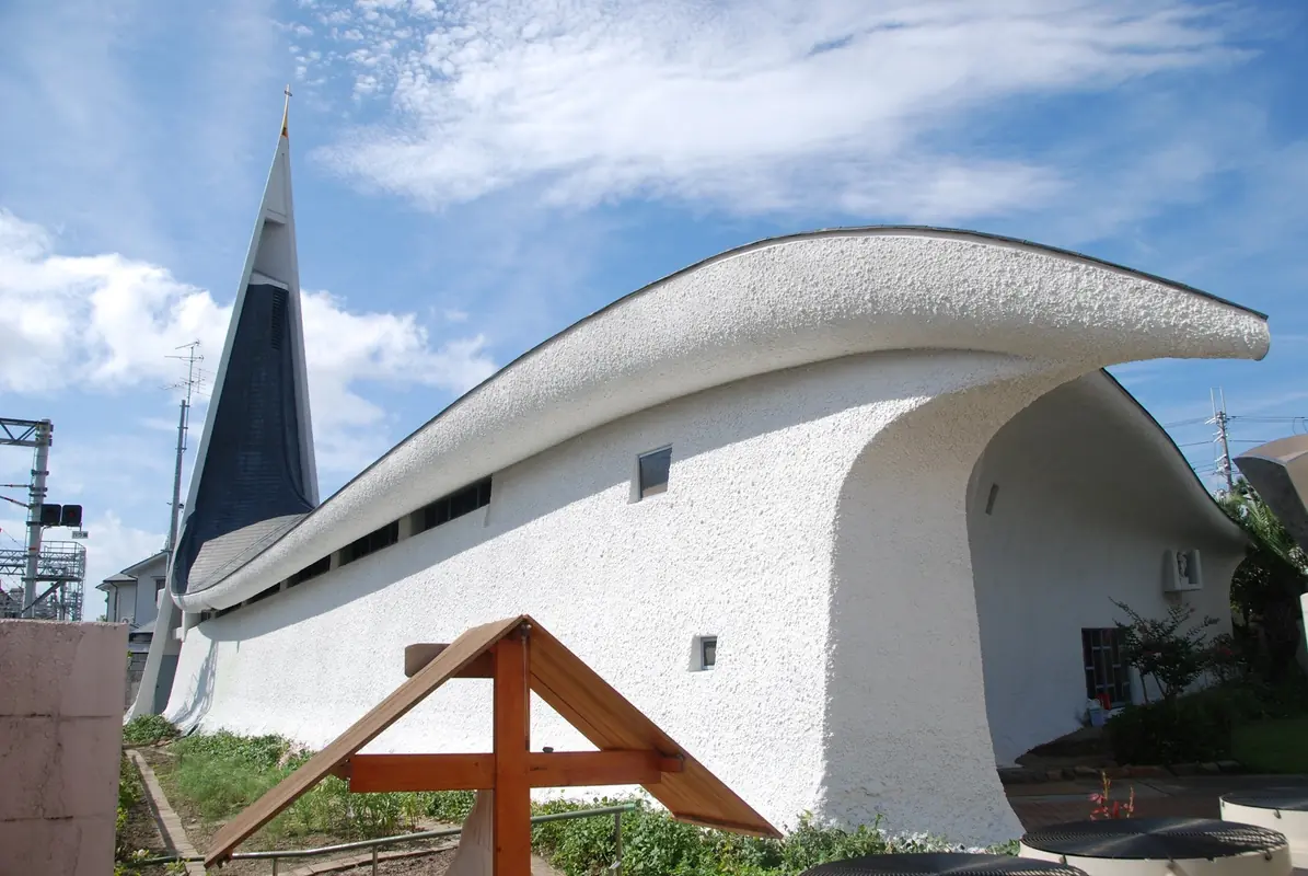 宝塚南口の小さな教会「カトリック宝塚教会」“鯨の胎内”で祈る。名建築家 村野藤吾が手がけた