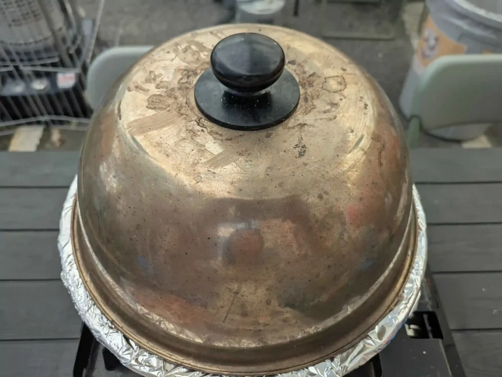 牡蠣が爆ぜないように蓋をする