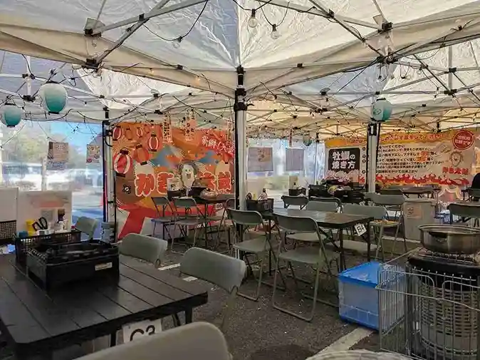 イオン高槻店の駐車場にある牡蠣小屋のテントの中