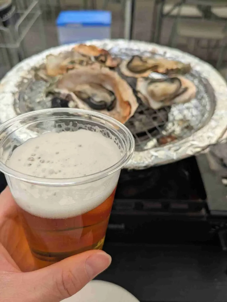 焼き上がった牡蠣とビール