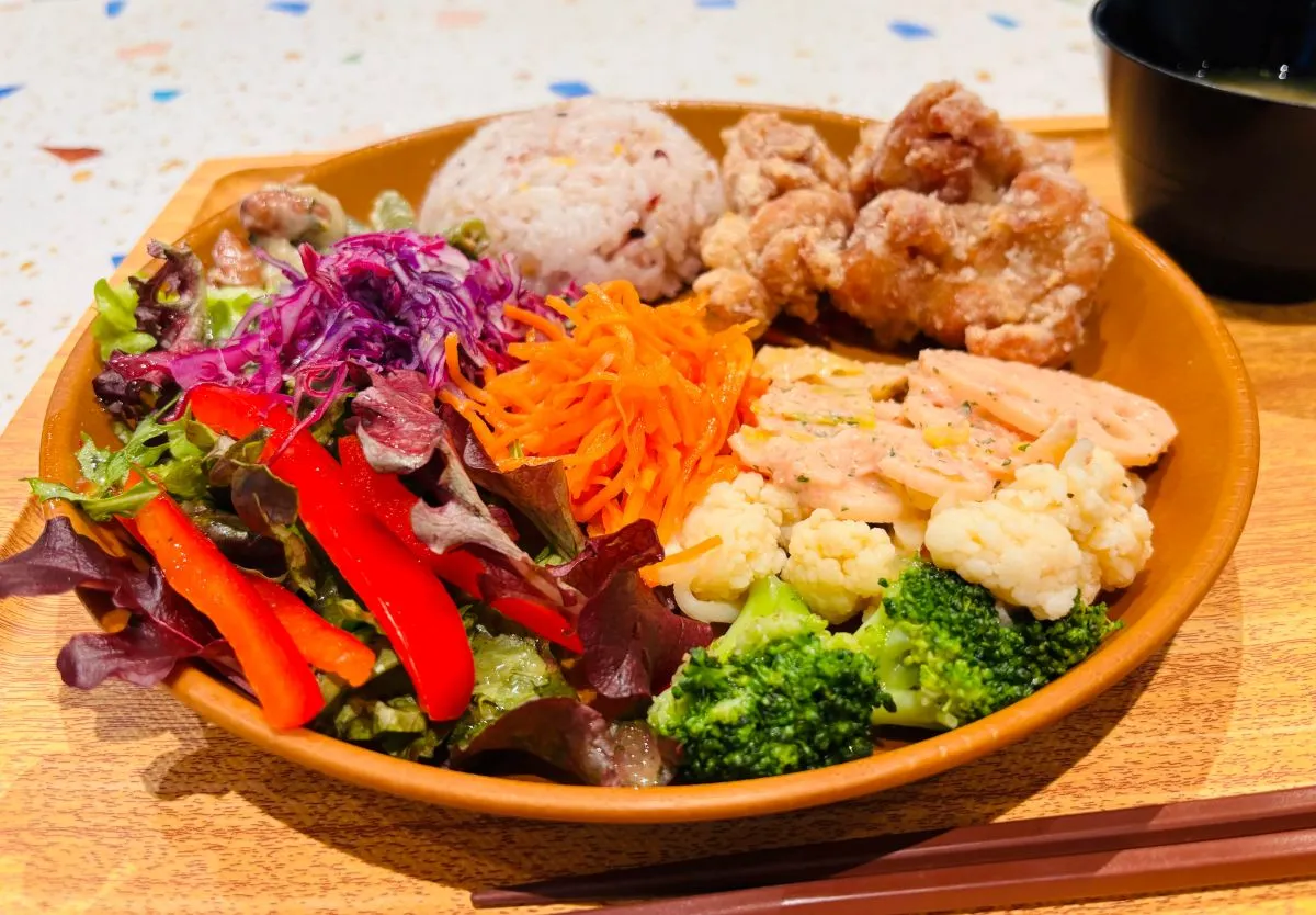 みのおキューズモールのフードコート｜鳥〇食堂×タニタカフェ｜1/2日分のサラダ！野菜たっぷりのランチ