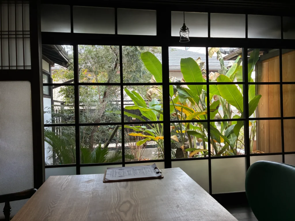 テマヒマ、部屋から庭を見る