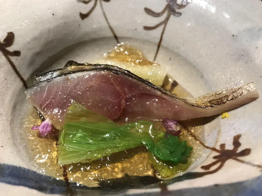 天ぷら好日 鯖にうるい、菜の花などを合わせてジュレをかけた一品