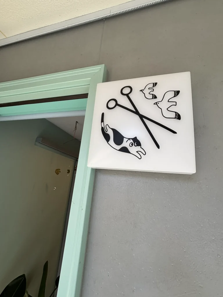 大山崎美容室-トリとハサミとたまにネコ-入口イラスト