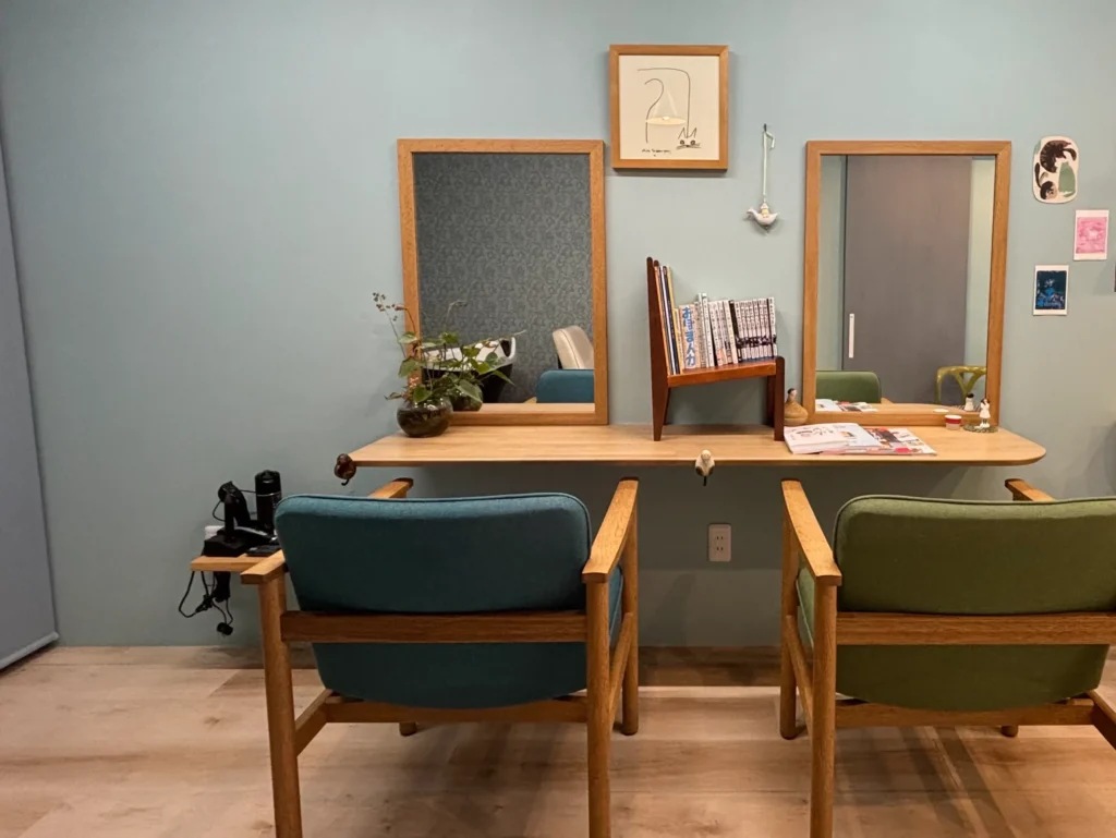 大山崎美容室-トリとハサミとたまにネコ-店内-椅子