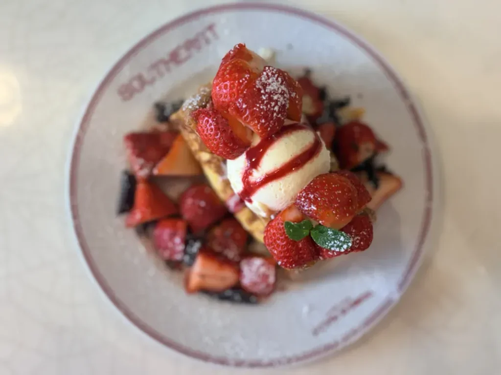 「SOUTHEAST」の苺のフレンチトースト