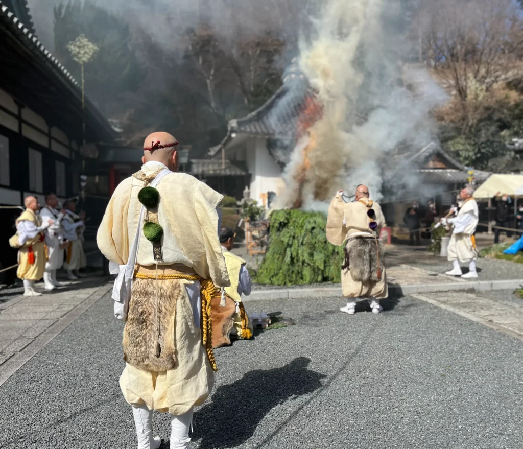 柳谷観音寺厄除け行事 開眼大護摩供　お焚き上げ